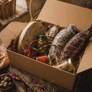 Prodotti calabresi online: scatola con salumi, formaggi e conserve del Monte Poro - Monteporo Spilinga