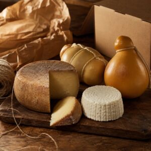 Formaggi online: assortimento di formaggi artigianali del Monte Poro su tagliere - Monteporo Spilinga